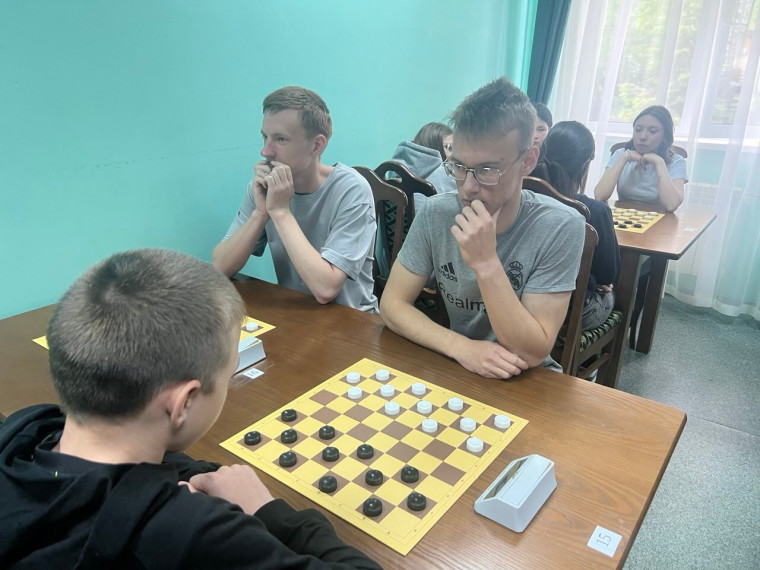 соревнования по шашкам и шахматам.